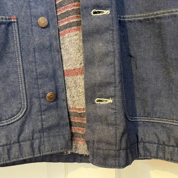 VINTAGE CHORE COAT!!! UNBRANDED, CONTRAST STITCHED DENIM. SZ M